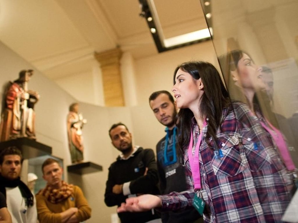 Die Syrerin Rita Albahr (r.) führt im Historischen Museum eine Klasse durch die Ausstellung "Deutsche Geschichte in Bildern und Zeugnissen". Foto: Klaus-Dietmar Gabbert