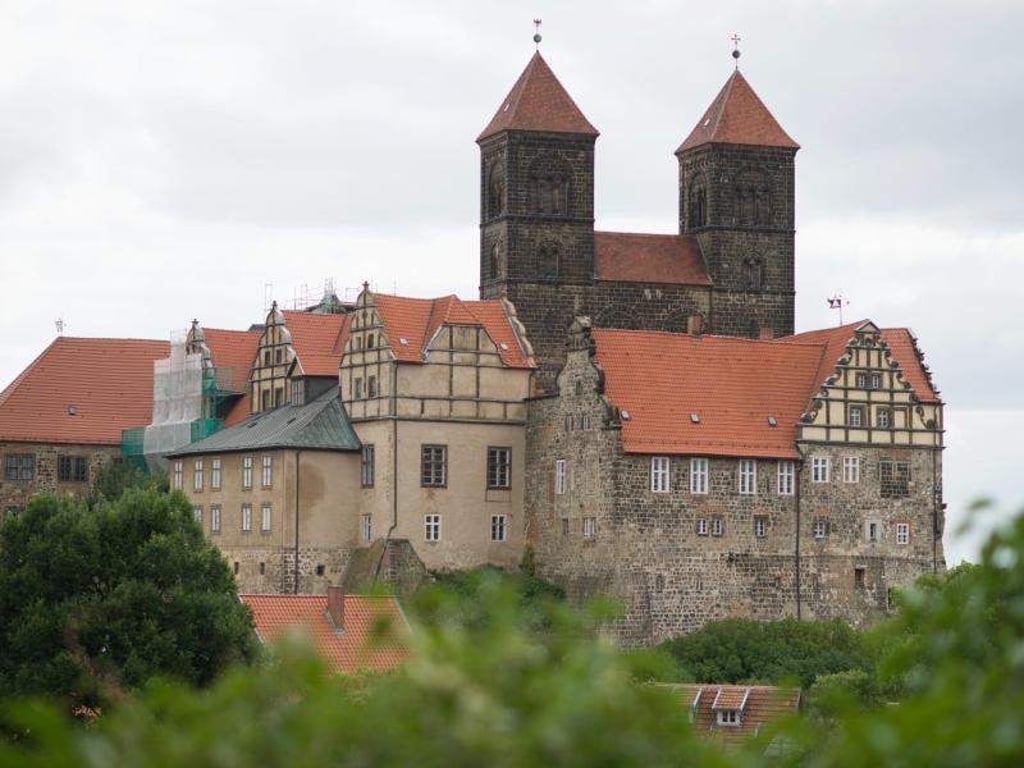 Der Schlossberg mit der Stiftskirche St. Servatii in Quedlinburg. Foto: Klaus-Dietmar Gabbert/Archivbild