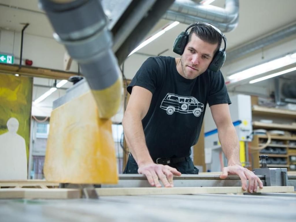 Beim Kulissenbau sind auch Tischler nötig, um die Ideen der Bühnenbildner umzusetzen. Foto: Sebastian Gollnow