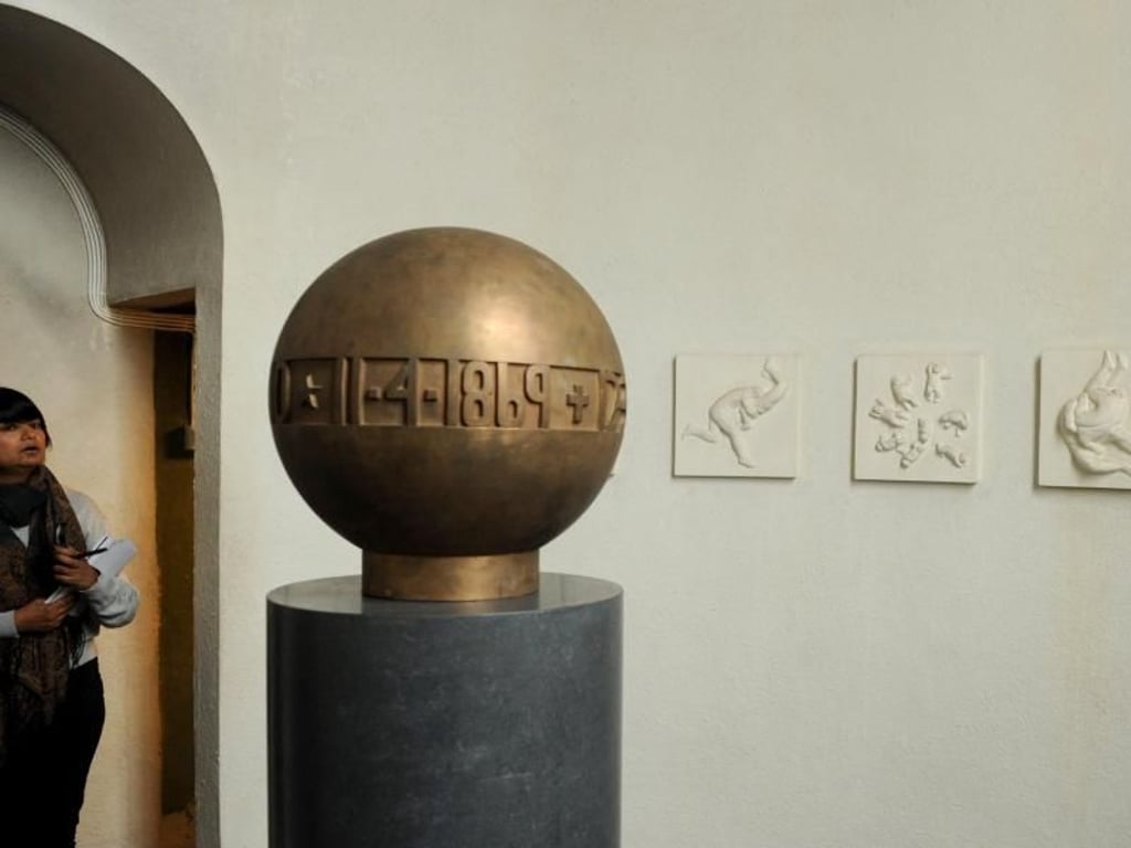 Die Urne mit den Überresten des Bildhauers Gustav Vigeland im Turmzimmer über seiner einstigen Wohnung. Foto: Sigrid Harms