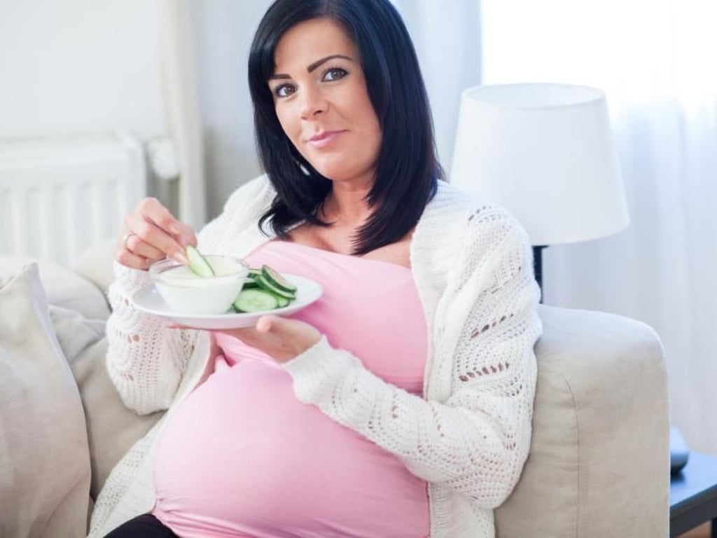 Gesunder Snack zwischendurch: In der Schwangerschaft ist gute Ernährung besonders wichtig - denn auch das Kind bekommt etwas davon mit. Foto: Christin Klose