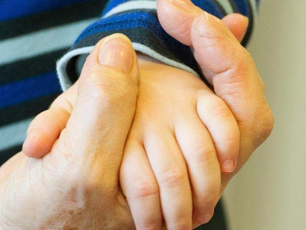 Vor allem Senioren fällt der Abschied bei Familientreffen schwer. Es gibt jedoch Wege, die es ihnen leichter machen. Foto: Holger Hollemann