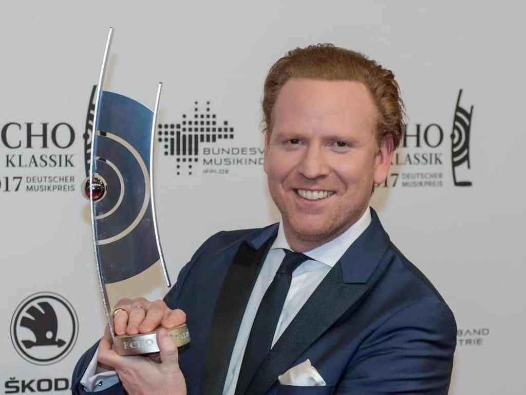 Der Geiger Daniel Hope mit seinem Preis in der Kategorie "Klassik ohne Grenzen". Foto: Axel Heimken