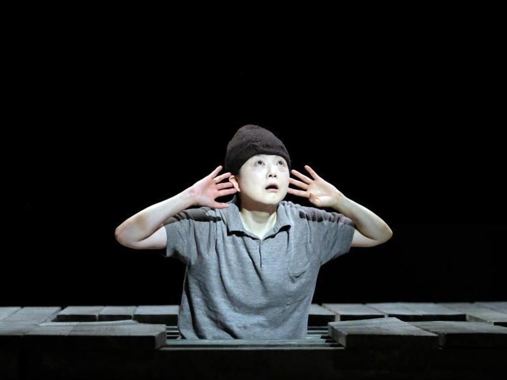 Sachiko Hara in der Oper "Erdbeben.Träume" in Stuttgart. Foto: Bernd Weissbrod