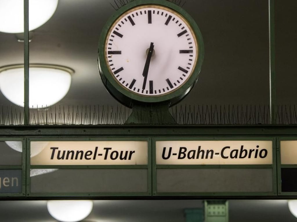 Auf Gleis 4 am U-Bahnhof Alexanderplatz beginnt die Fahrt mit dem U-Bahn-Cabrio. Foto: Andrea Warnecke