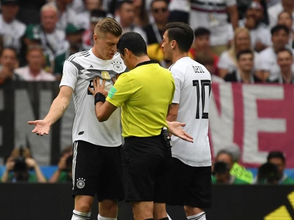 Gebracht hat es im Spiel gegen Mexiko nichts: Toni Kroos (l.) und Mesut Özil diskutieren mit Schiedsrichter Alireza Faghani. Foto: Ina Fassbender