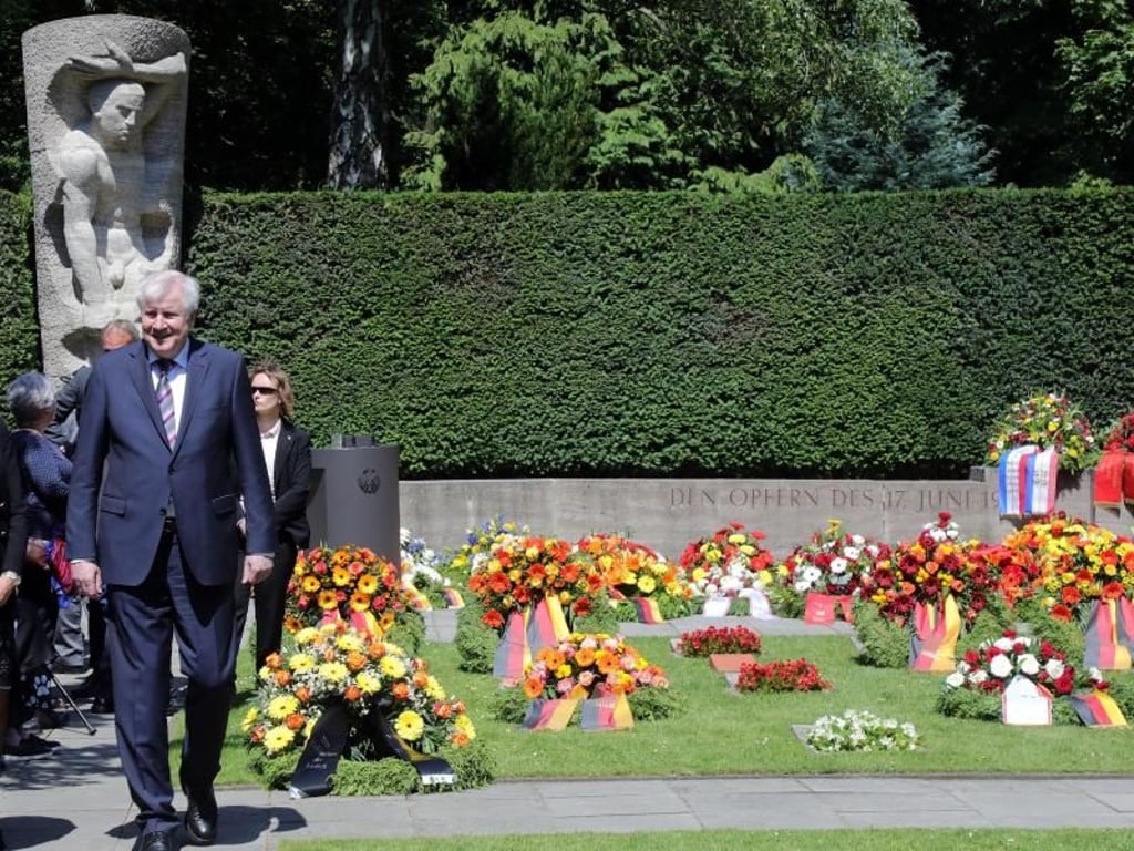 Bundesinnenminister Horst Seehofer beid er Gedenkveranstaltung in Berlin. Vor 66 Jahren gingen in der DDR in rund 700 Orten rund eine Million Menschen gegen die angespannte Lage auf die Straße. Foto: Wolfgang Kumm
