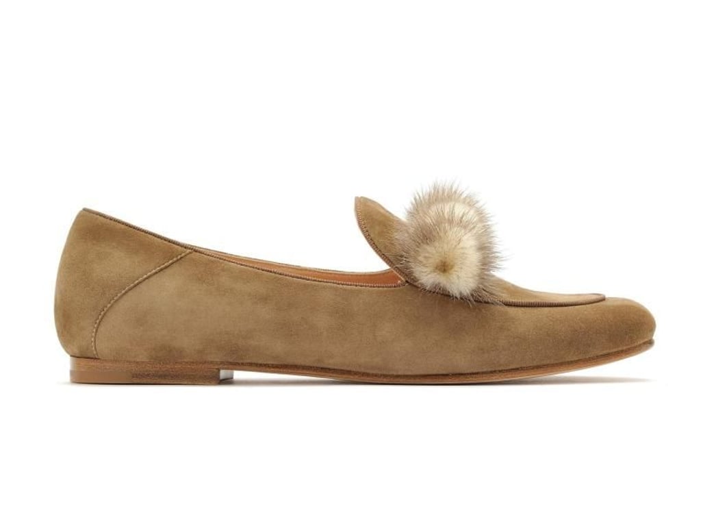 Applikationen aus Pelz zieren zum Beispiel die Loafer von Unützer (425 Euro). Foto: Unützer/dpa