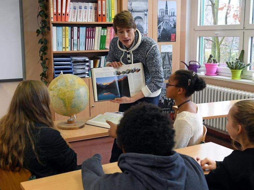 Geographie-Lehrer Alexander Thier ist zu sehen. Foto: Hendrik Schmidt