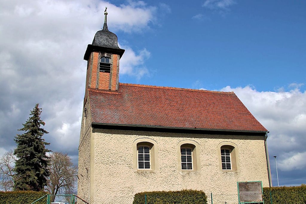 Die Kirche in Brietzke. Der Dachreiter neigt sich leicht in Richtung Kirchenschiff.