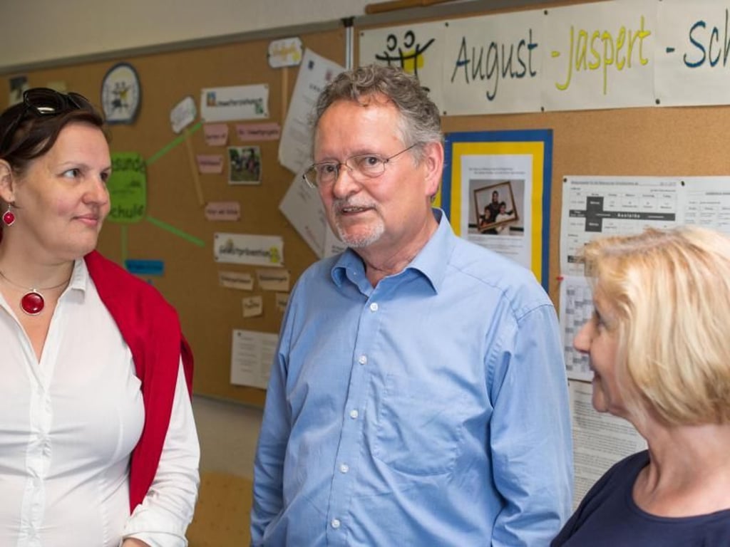 Gern gesehene Gäste: Die beiden ehrenamtlichen Mediatoren für Schüler Rita Heidenreich (r.) und Ernst Kucharczyk (m.) im Gespräch mit Daniela Brassel, der Schulleiterin der August-Jaspert-Schule in Frankfurt am Main. Foto: Frank Rumpenhorst