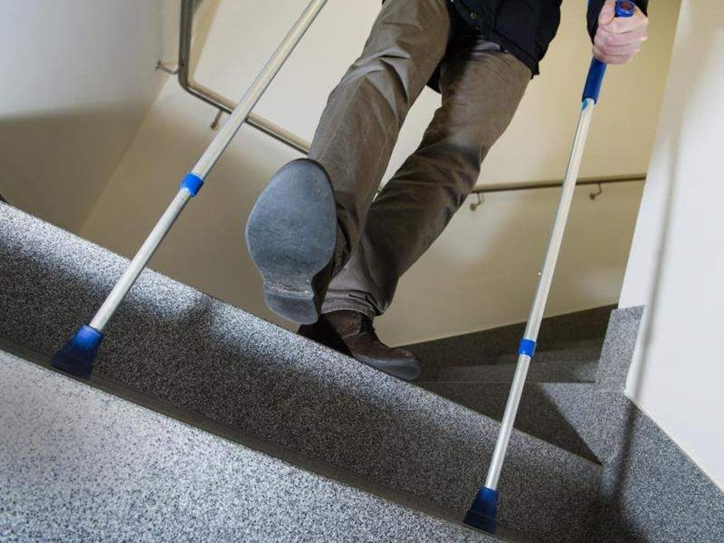 Mit den Jahren verschleißen die Gelenke - oft macht sich das am Knie und an der Hüfte bemerkbar. Das kann äußerst schmerzhaft sein. Foto: Franziska Gabbert
