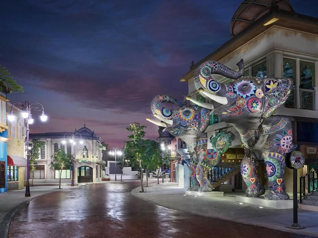 Bunt bemalte Elefantenfiguren markieren den Weg: Im Freizeitpark Bollywood Parks dreht sich alles um die bekannten Filmproduktionen aus Indien. Foto: Dubai Parks and Resorts