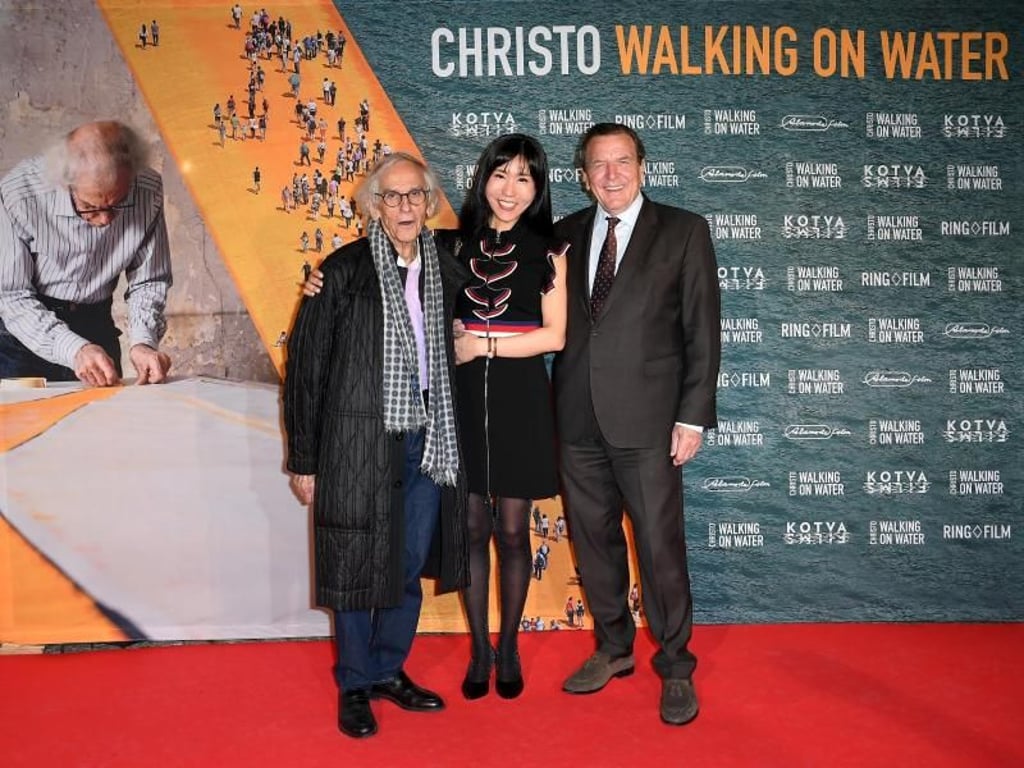 Christo (l) mit Gerhard Schröder und seiner Frau Soyeon Kim bei der Filmpremiere in Berlin. Foto: Britta Pedersen
