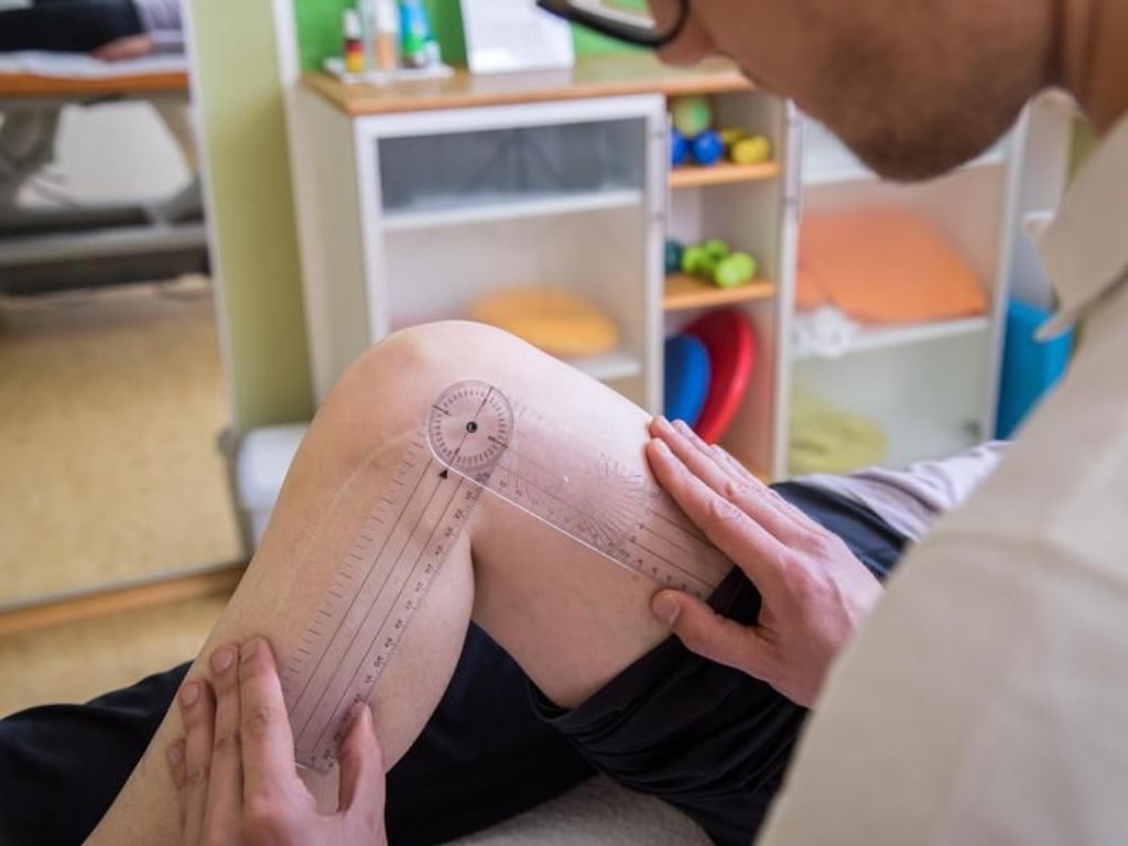 Wenn sich ein Knie nach einem Unfall nicht mehr vollständig beugen lässt und dadurch seine Funktionsfähigkeit vermindert ist, kann es Geld von der Versicherung geben. Foto: Christin Klose