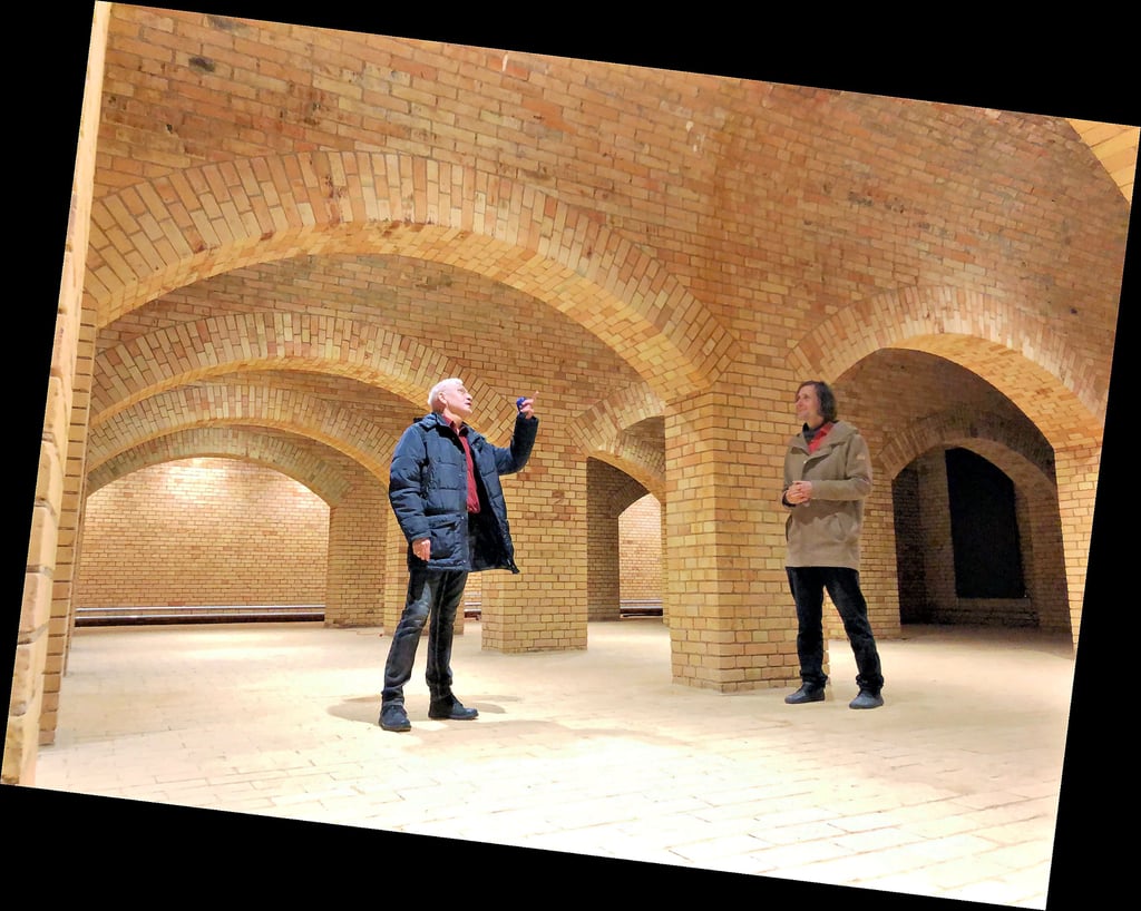 Vereinsvorsitzender Hendrik Brücke und Architekt Ulrich Queck erläutern, welche Arbeiten in dem ehemaligen Trinkwassserbehälter erfolgt sind.