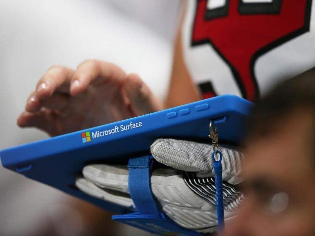 Ein Microsoft Surface Tablet-Computer wird während eines NFL-Spiels benutzt. Das Geschäft mit Cloud-Diensten sorgt bei Microsoft weiter für kräftige Zuwächse. Foto: John Bazemore