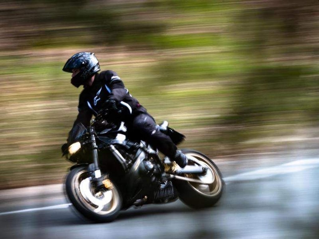 Motorradfahrer sollten sich in bestimmten Abständen nicht nur einen neuen Helm zulegen. Auch die Protektoren etwa für Schulter, Knie und Ellenbogen sowie der Rückenprotektor altern. Foto: Peter Steffen