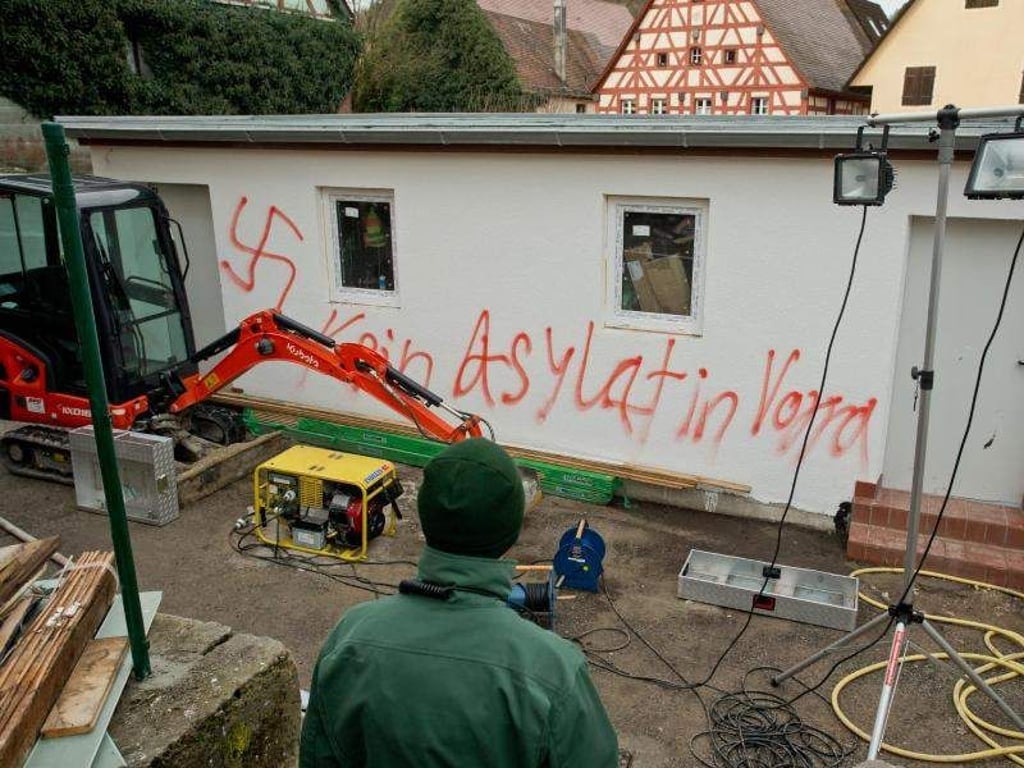 Hakenkreuze in Vorra: Der Anschlag der ist wohl nicht fremdenfeindlich motiviert gewesen, sondern ein Fall von Wirtschaftskriminalität. Foto: Daniel Karmann/Archiv