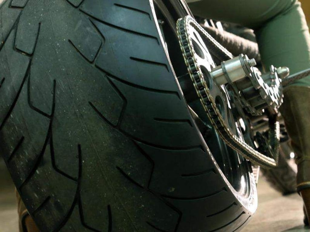 Auch wenn die Motorradreifen von außen unbeschädigt aussehen, nach fünf Jahren sollten sie ausgetauscht werden. Foto: Roland Weihrauch