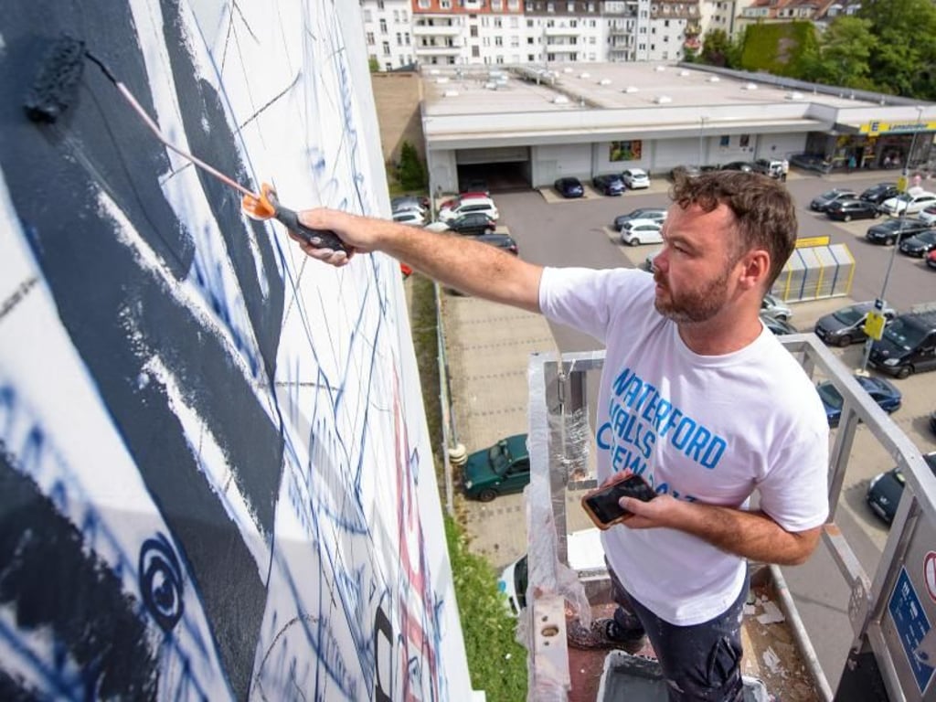 Der australische Street-Art Künstler Fintan Magee bearbeitet für «Artwalks» eine Hauswand in Saarbrücken. Foto: Oliver Dietze