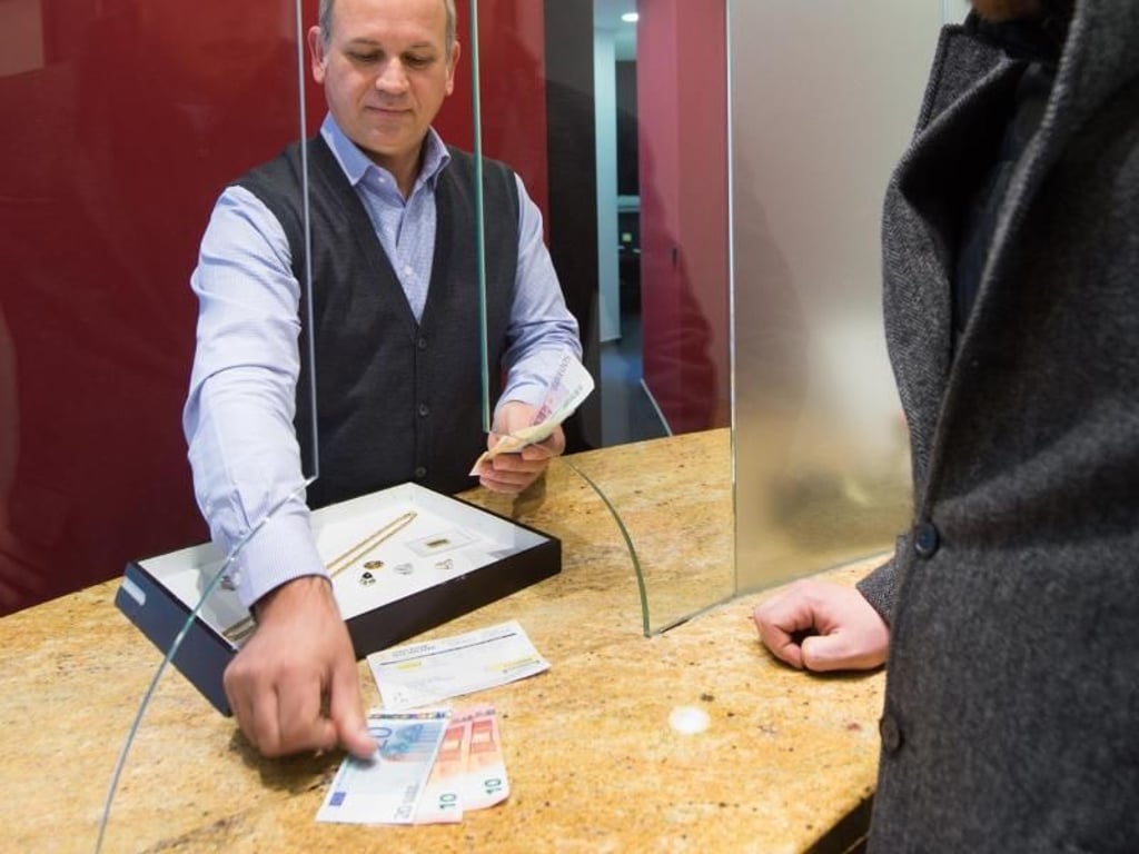 Unbürokratisch: Wer schnell Bargeld braucht, kann Schmuck oder andere wertvolle Gegenstände zum Pfandleiher bringen, wie hier im Pfandleihaus von Max Walther in München. Monatlich fällt dann ein Prozent Zinsen an, hinzu kommen Gebühren. Foto: Tobias Hase