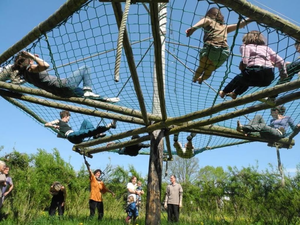 Im Ökodorf «Sieben» Linden bei Salzwedel lernen Kinder, nur in der Natur zu spielen - ohne Konsum. Foto: Ökodorf Sieben Linden