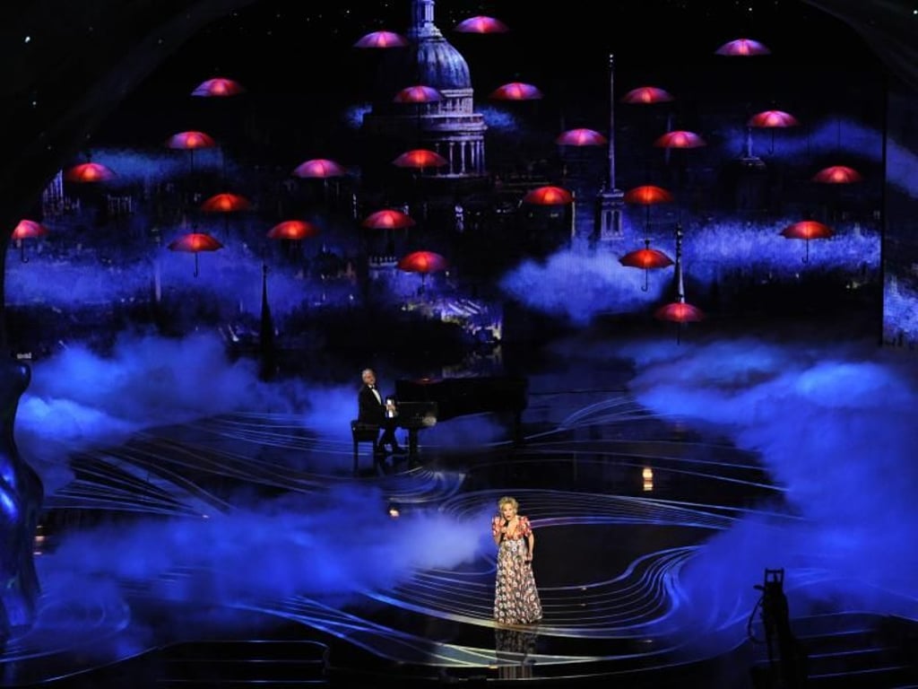 Ein großer Showmoment: Bette Midler singt den Song «The Place Where Lost Things Go» aus dem Film «Mary Poppins' Rückkehr». Foto: Chris Pizzello/Invision/AP