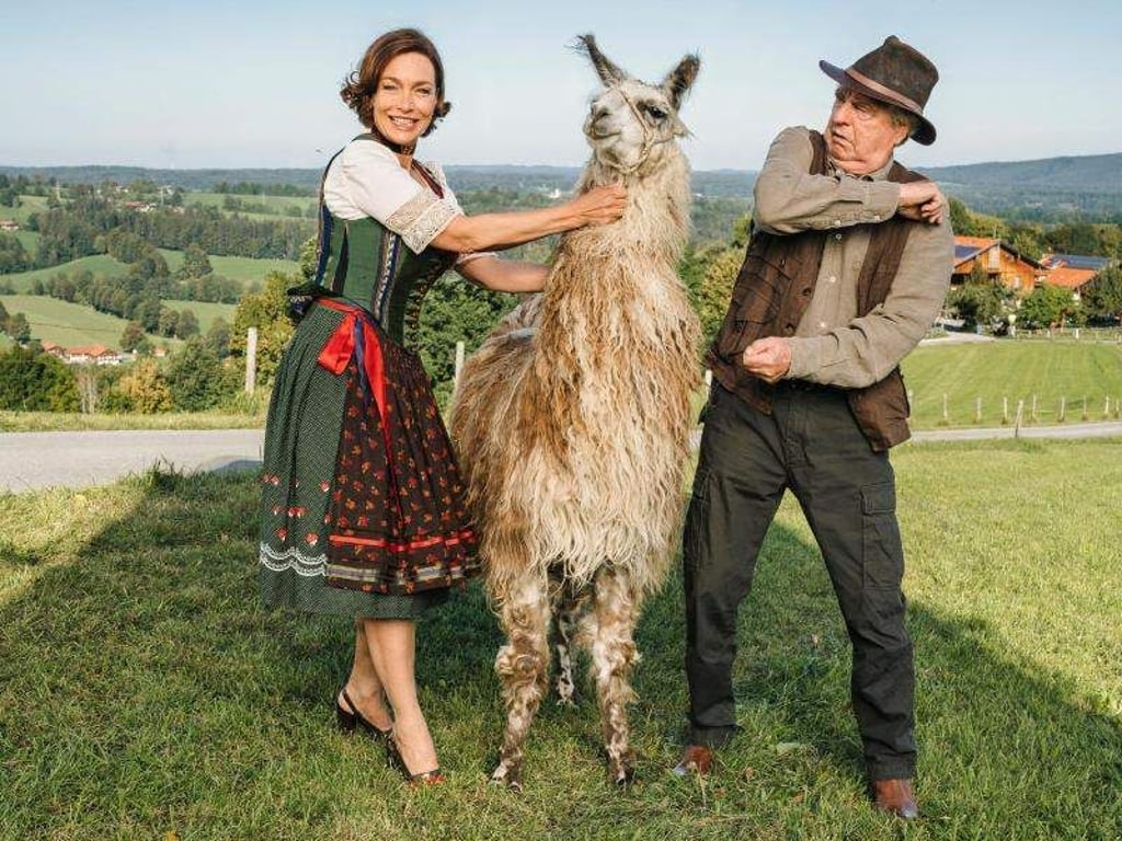 Pensionswirtin Sophie (Aglaia Szyszkowitz) und ihr Dauergast Barthl (Friedrich von Thun) mit Lama Helga. Foto: Hendrik Heiden/ARD-Degeto