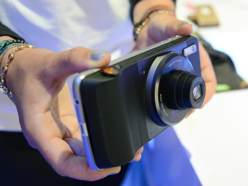 Dieser Kameraufsatz für das Moto Z entsprang einer Zusammenarbeit mit Hasselblad. Foto: Simon Nagel/dpa