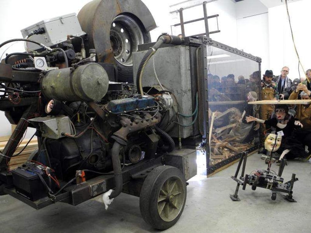 Die Skulptur «Pitching Machine» von Mark Pauline in der Galerie Marlborough Contemporary in New York. Foto: Johannes Schmitt-Tegge