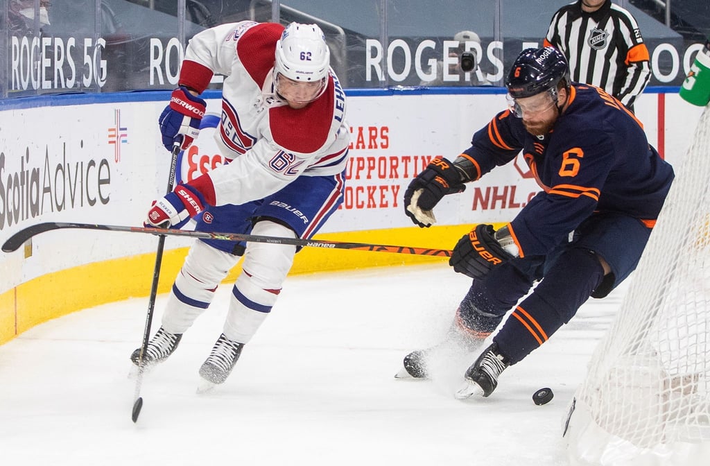 Adam Larsson (r) von den Edmonton Oilers und Artturi Lehkonen von den Montreal Canadiens in Aktion.