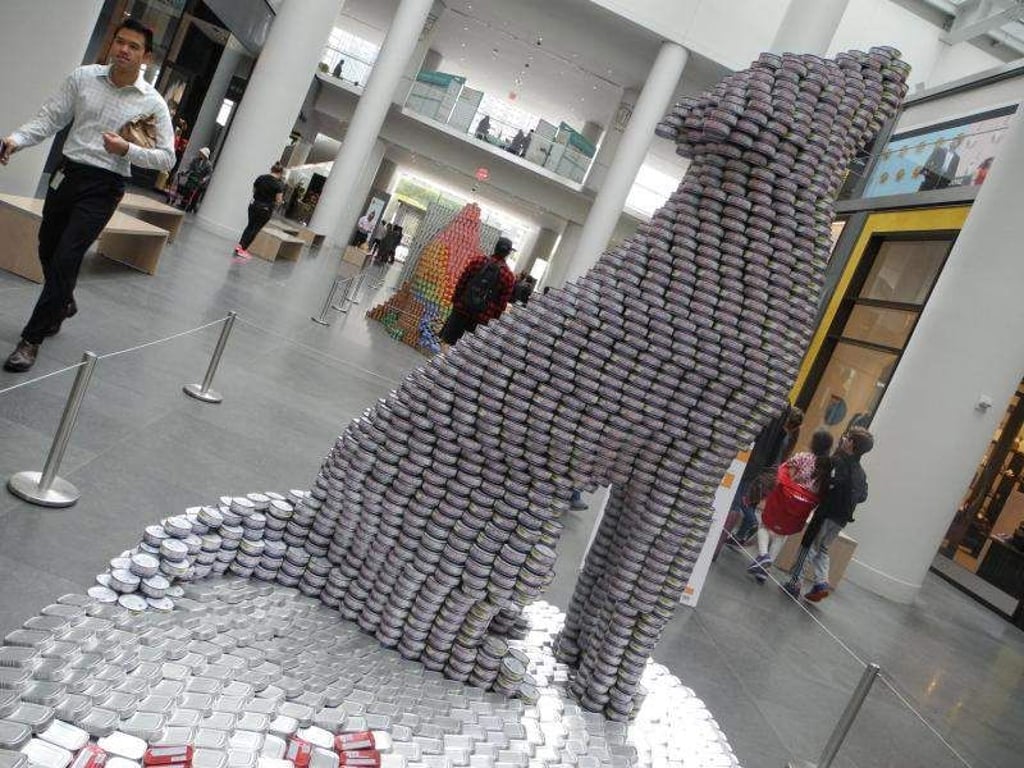 «Hungry Like The Wolf» heißt diese Skulptur aus Konservendosen. Foto: Johannes Schmitt-Tegge