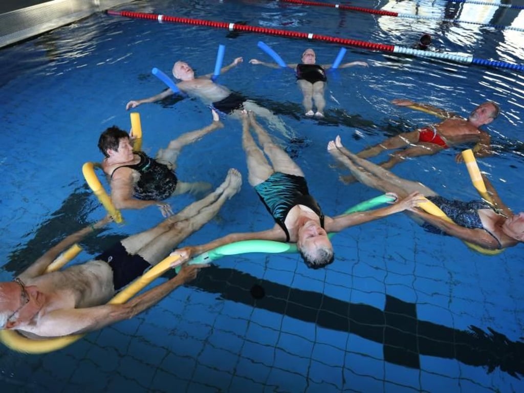 Teilnehmer eines Seniorenschwimmkurses. Der Präventionskurs ist Teil eines DLRG-Pilotprojektes. Foto: Karl-Josef Hildenbrand, dpa