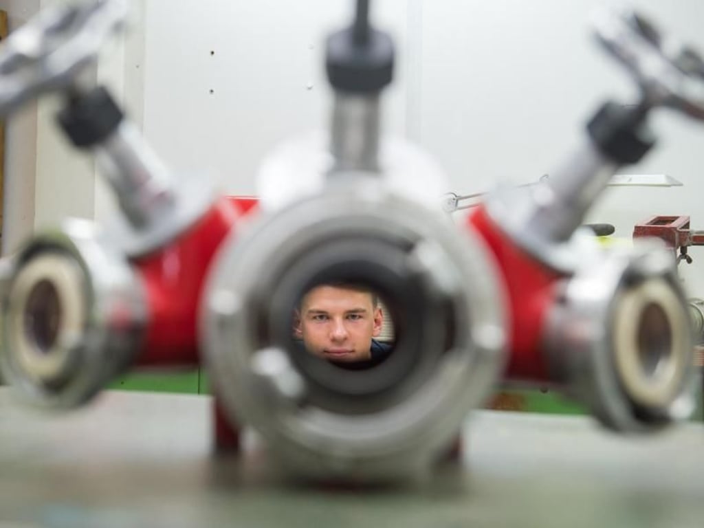 Damit beim Einsatz alles reibungslos klappt, muss das Material in Ordnung sein. Wanger überprüft deshalb in der Werkstatt, ob die Wasserverteiler einwandfrei funktionieren. Foto: Benjamin Nolte