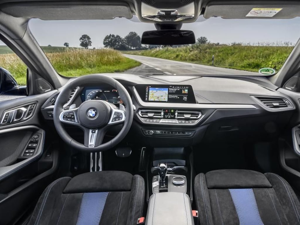 Der Einser verfügt nun über einen großen Touchscreen und ein Bediensystem, das auf Gesten und Sprache reagiert und dem Fahrer einen digitalen Co-Piloten zur Seite stellt. Foto: BMW
