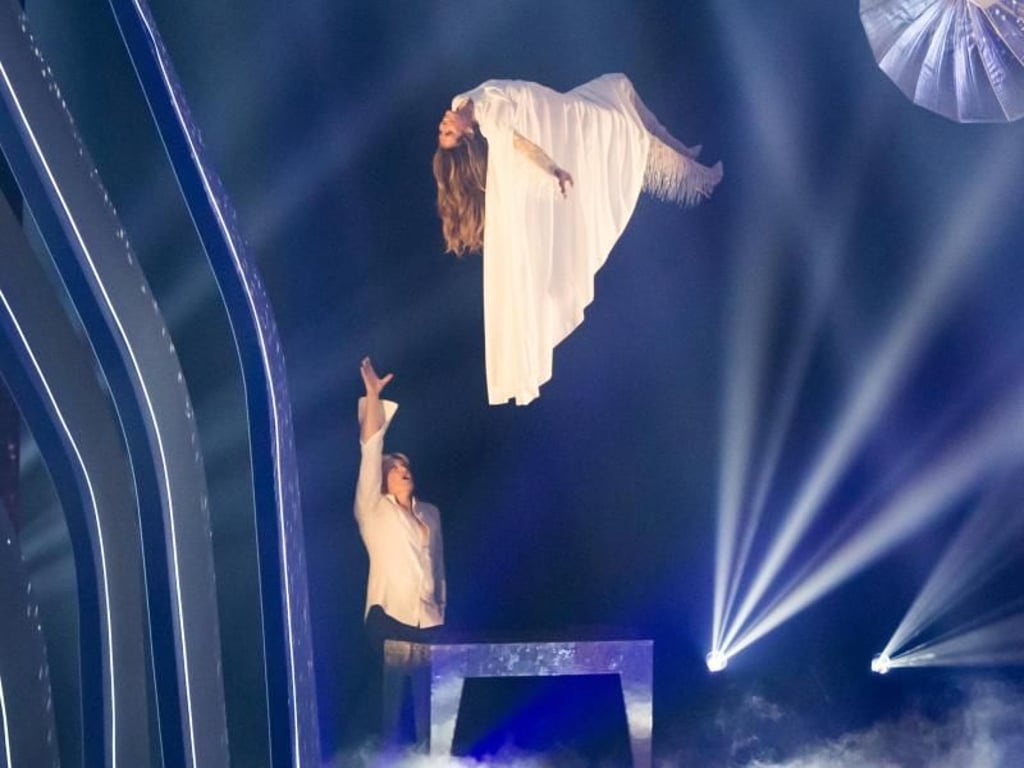 Heidi Klum schwebt durch die Luft. Magier Hans Klok macht es möglich. Foto: Marcel Kusch