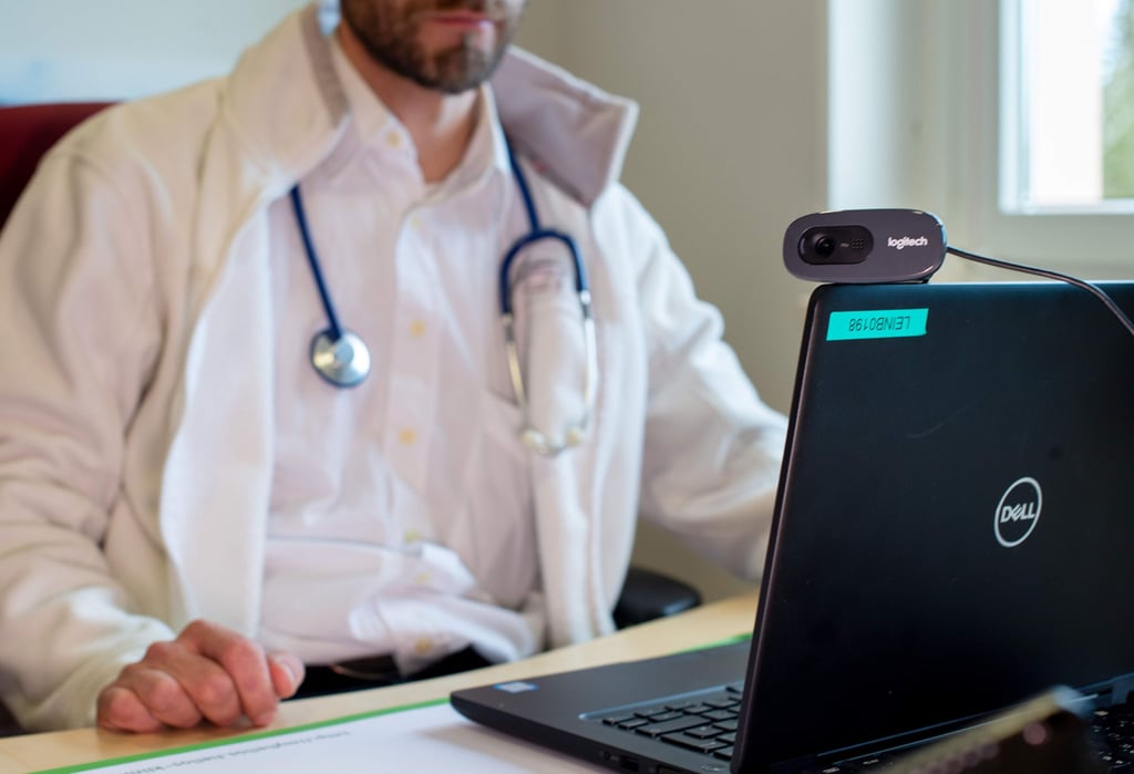 Ein Hausarzt spricht während einer Videosprechstunde in seiner Praxis mit einer Patientin. Immer mehr niedergelassene Ärzte in Niedersachsen behandeln ihre Patienten per Video-Sprechstunde. +++ dpa-Bildfunk +++
