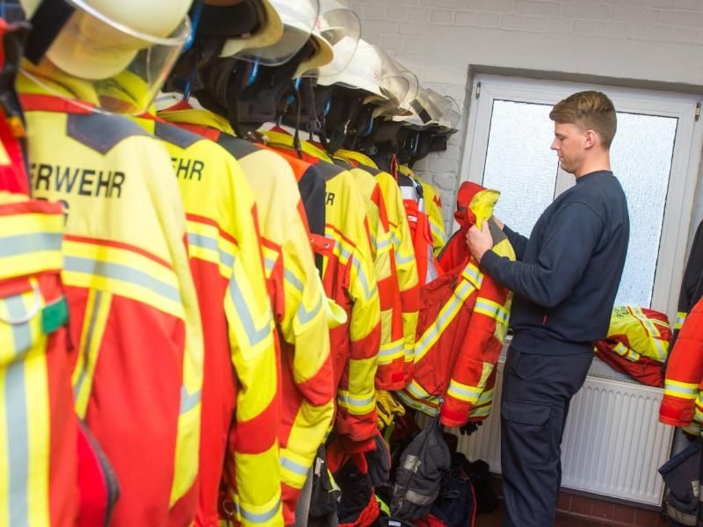 Vorbereiten für den Einsatz: Vor Dienstbeginn holt Wanger seinen Schutzanzug aus der Kleiderkammer. Foto: Benjamin Nolte