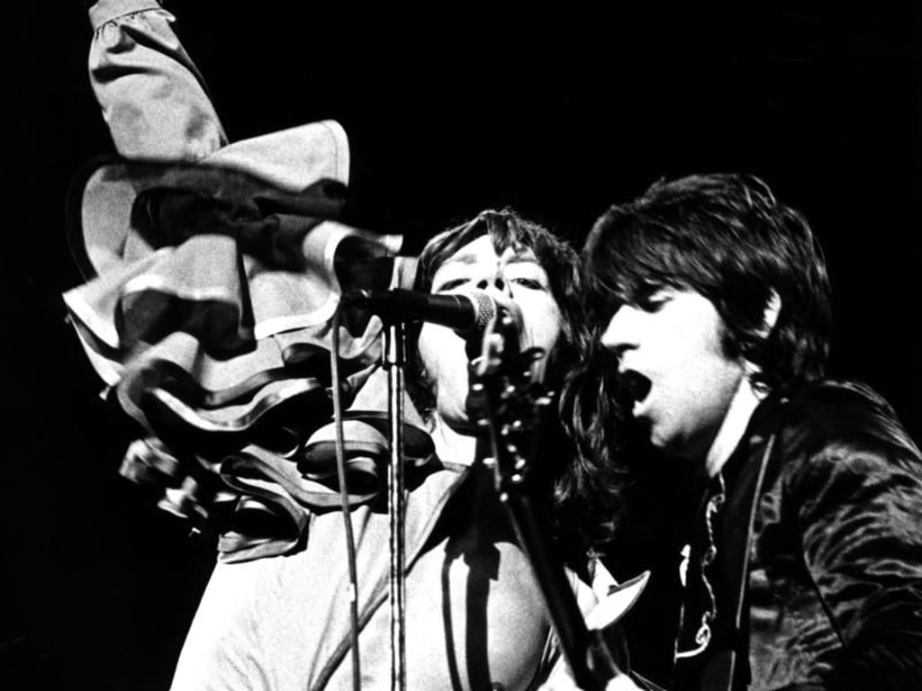 Mick Jagger (l) und Keith Richards 1976 auf der Bühne in Frankfurt am Main. Foto: Heinz Wieseler