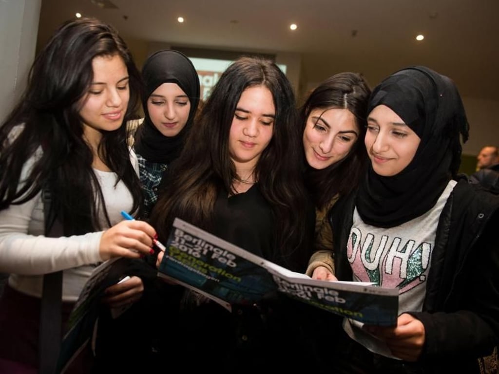 Die Schülerinnen, Sara (l-r), Ahd, Thalia, Roba und Anod auf der Berlinale. Foto: Gregor Fischer