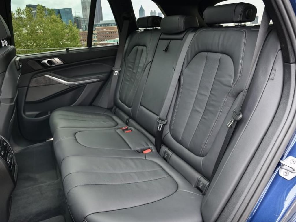 Der X5 bietet mehr Platz auf allen Plätzen. Die Rückbank ist in drei Elementen umklappbar. Foto: BMW