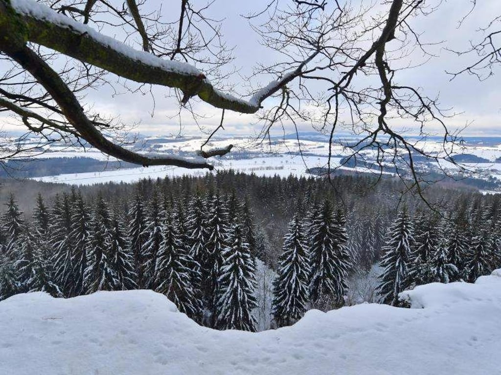 Schnee liegt vor einem Berg. Foto: Hendrik Schmidt/ZB/Archiv