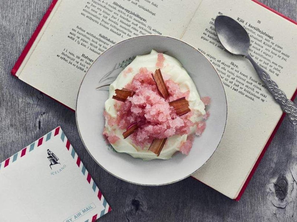 Aus der Milchspezialität Skyr lassen sich leicht leckere Desserts kreieren - hier etwa mit Rhabarber. Foto: Matur og Drykkur