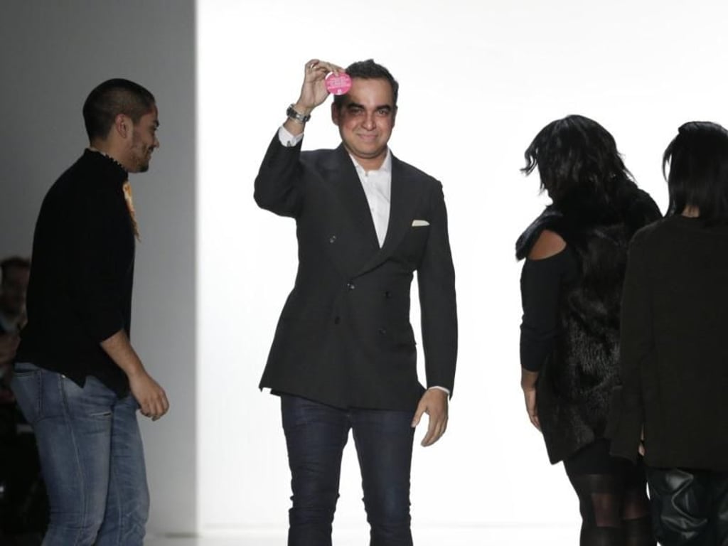 Der Designer Bibhu Mohapatra mit dem Anstecker «Fashion Stands with Planned Parenthood». Foto: Seth Wenig