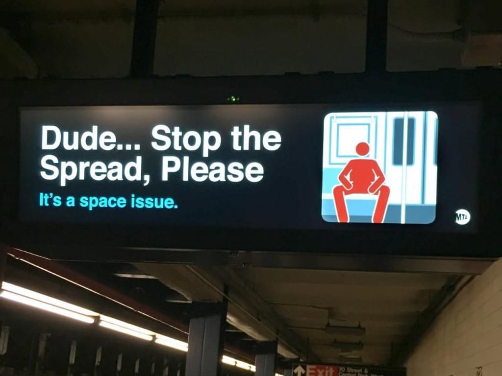 Eine Anzeige in einer U-Bahn-Station in Manhattan weist auf das sogenannte «Manspreading» hin. Foto: Gregor Tholl
