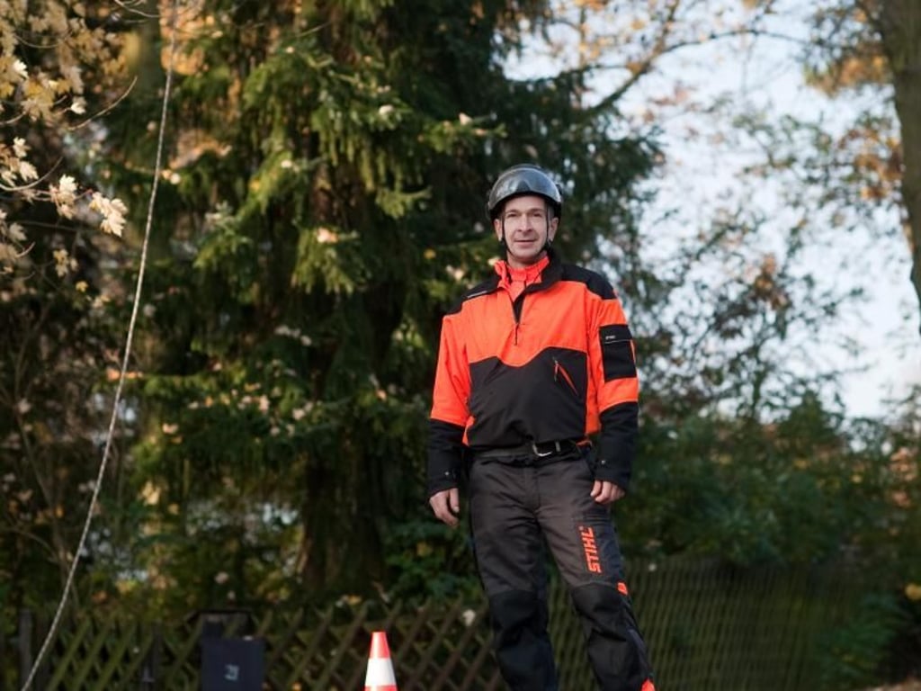 Christian Wegner ist einer von rund 6000 Menschen, die in Deutschland in der Forstwirtschaft arbeiten. Das Schöne an der Arbeit sei, dass man am Ende des Tages sieht, was man geleistet hat. Foto: Klaus-Dietmar Gabbert