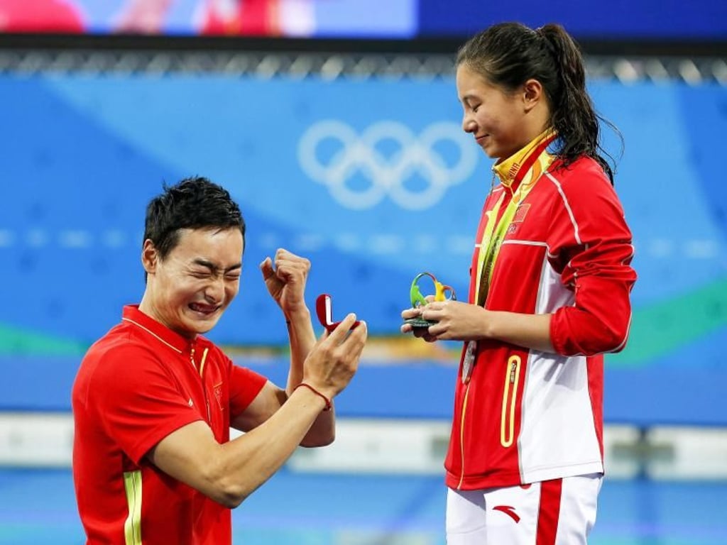 Erst Silber, dann Gold: Der chinesische Turmspringer Ki Qin überrascht seine Teamkollegin He Zi mit einem Heiratsantrag. Foto: Patrick B. Kraemer