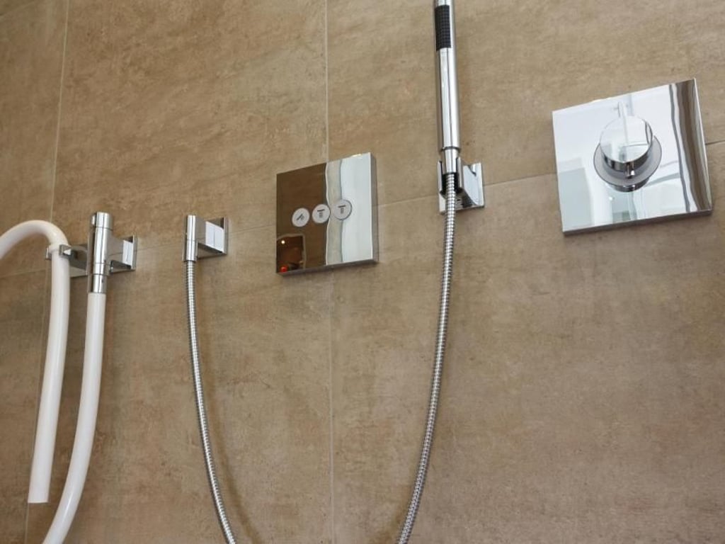 Verschiedene Schläuche in der Dusche zu Hause machen daraus eine kleine täglich nutzbare Wellness-Oase. Zum Beispiel lassen sich damit Kneipp-Anwendungen durchführen. Auch Auslässe für Dampf sind möglich. Foto: Badmanufaktur Roth