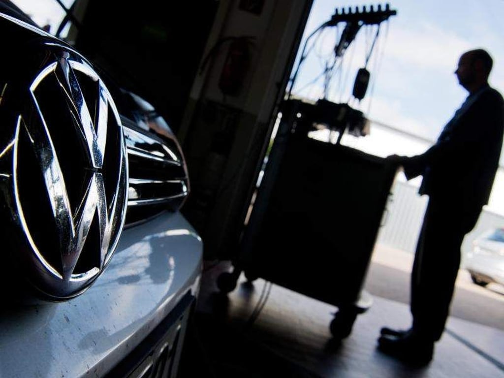 Vom Dieselskandal betroffene VW-Kunden sollten die Frist zur Umrüstung nicht verstreichen lassen. Es könnte die Stilllegung des Fahrzeugs folgen. Foto: Julian Stratenschulte/dpa